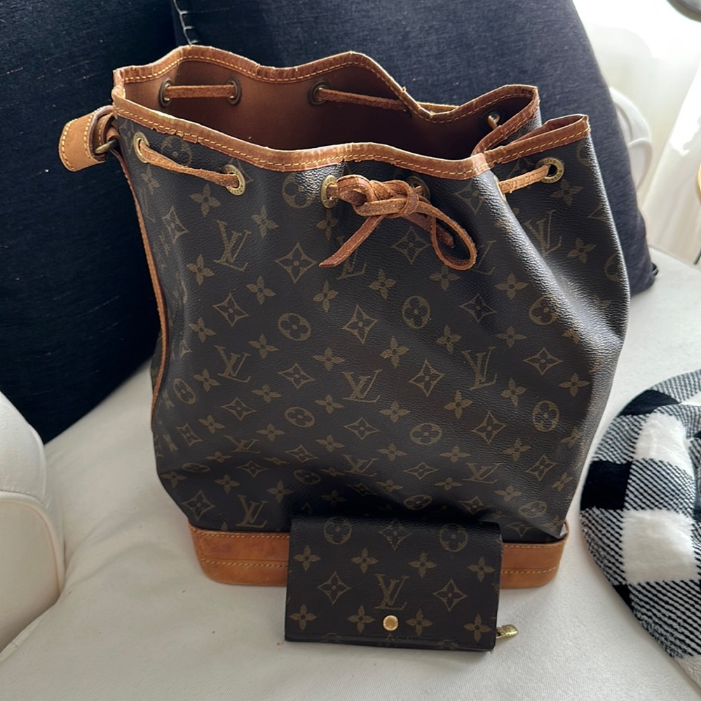 AUTHENTIC LOUIE VUITTON SET BAG AND WALLET